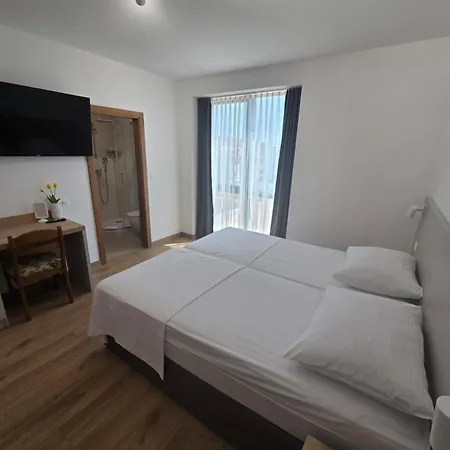81 Hotel 4*