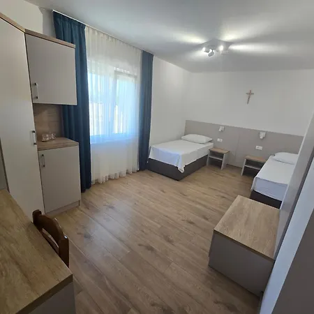 Hotel 81